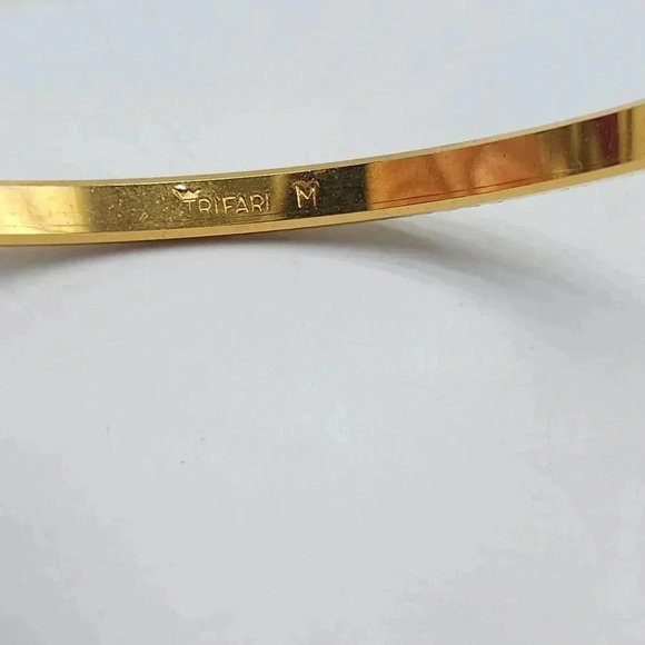 Trifari Textured Gold Tone Etched Sides Bangle Bracelet Size Medium - Picture 2 of 5